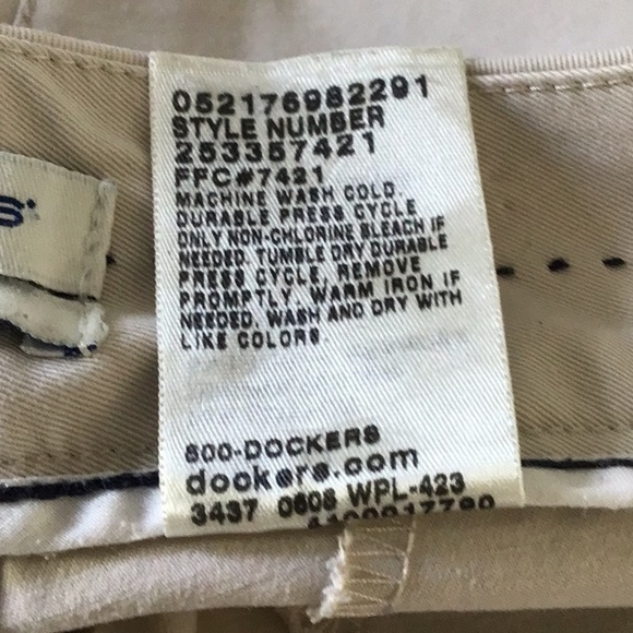 Dockers’ ideal fit Metro Pant. Khaki straight leg size 6 medium . - Picture 6 of 6